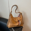 Sac cabas marron en similicuir avec bandoulière et charmant porte-clés ours en peluche - Avec Pendentif / Kaki