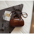 Retro dunkelbraune Boston Tasche aus Leder mit goldenen Beschlägen und Gurt - Braun Ohne Anhänger