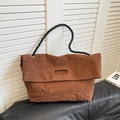 Borsa tote in velluto a coste marrone con manici in corda nera e design con patta - Marrone