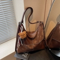 Sac fourre-tout marron en similicuir avec surpiqûres blanches et breloque petit ours - Avec Pendentif / café