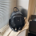 Schicker Damen Rucksack aus schwarzem Leder mit Silberzippern und mehreren praktischen Fächern - Schwarz