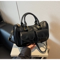Details der glänzenden schwarzen Handtasche mit Doppeltaschen und Vintage-Goldteilen - Schwarz