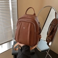Brauner Rucksack aus Leder mit Litschi-Maserung, Silberbeschlägen und Reißverschluss - Braun