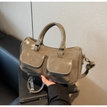Detail der taupefarbenen Vintage-Kissentasche mit doppelten Vordertaschen und Lederoptik - Sandfarben
