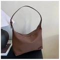 Detalle de bolso hobo marrón con textura de nailon y hebilla metálica en la correa - Marrón