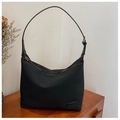 Detalle de bolso hobo de nailon negro con logotipo de cuero y cremallera metálica - Negro