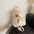 Mini beige canvas rugzak voor dames met een schattige berenhanger en harige pompon detail - Wit met hanger