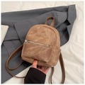 Mini corduroy rugzak in bruin met leren bandjes en voorvak met ritssluiting - Bruin Zonder Hanger