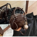 Sac bowling en cuir verni café foncé avec coutures baseball et pendentifs - Café (Avec Pendentif)