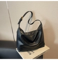 Détail du grand sac hobo noir en cuir souple avec bandoulière réglable et boucle dorée élégante - Noir