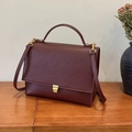 Sac bandoulière rétro bordeaux en cuir grainé avec finitions dorées et poignée - Rouge Ancorra
