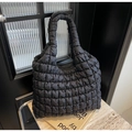 Bolso tote acolchado negro de gran capacidad con diseño de burbujas y estilo casual - Negro