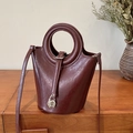 Bolso cubo burdeos retro en piel brillante con hebilla de herradura y asa superior - Rojo Ancorra