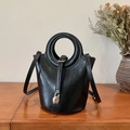 Bolso bombonera vintage negro con asa circular y detalle de cierre metálico - Negro