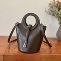 Bolso cubo retro marrón oscuro con asa de anillo única y colgante de cierre metálico - Chocolate