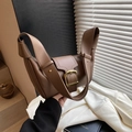 Borsa hobo in pelle litchi marrone con fibbia dorata e tracolla con nodo moda - Marrone