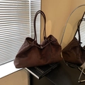 Grand sac cabas en daim marron foncé avec fines bandoulières et boucles en métal argenté - Marron