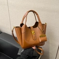 Elegante bolso de cubo marrón caramelo en ecopiel con hebilla dorada y correa larga - Estilo Con Colgante / Marrón