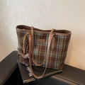 Bolso tote a cuadros marrones y verdes con asas de cuero y colgante decorativo de caballo - Con Colgante / Cuadros Verdes