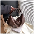 Sac demi-lune rétro marron foncé avec finition plissée brillante et détails dorés - Marron