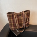 Bolso tote de cuadros marrones en lana con asas de cuero y adornos decorativos - Con Colgante / Cuadros Rosas