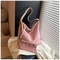 Rosa Hobo-Tasche aus Wildleder mit goldener Schnalle und passendem kleinen Etui - Rosa