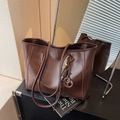 Retro dark coffee large tote bag in oil-waxed leather with vintage key charm detail - With Charm / Brown