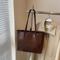 Borsa tote retrò marrone scuro in ecopelle con spalline lunghe e cuciture decorative - Marrone