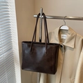 Borsa tote minimalista marrone scuro in ecopelle con tracolla lunga in stile retrò - Marrone