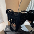 Bolso bandolera negro acolchado con herrajes dorados y acabado metálico de moda - Negro