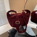 Bolso tipo silla de montar acolchado en charol rojo oscuro con hebilla dorada - Burdeos