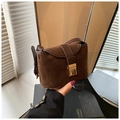 Dettaglio borsa a tracolla marrone scuro opaco con fibbia vintage in metallo dorato - Marrone