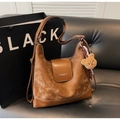Dettaglio borsa tote in pelle marrone caramello con ciondolo a orsetto e tracolla rimovibile - Marrone (Con Ciondolo)