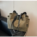 Dettaglio ravvicinato della borsa tote in tela verde oliva con manici neri e rivetti metallici - Verde
