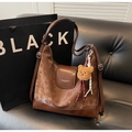 Dettaglio borsa shopper marrone scuro con trama in pelle scamosciata e ciondolo orso - Caffè (Con Ciondolo)