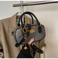 Dettaglio borsa Boston in denim grigio con cinturini in pelle nera e hardware oro - Marrone Scuro
