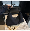 Détail du sac hobo en daim noir avec coutures verticales et boucle en métal doré - Noir