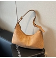 Vue détaillée du sac hobo en daim marron avec surpiqûres verticales et boucle dorée - Kaki