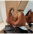 Détail d'un sac hobo en daim marron avec bandoulières en cuir et boucles en métal doré - Marron