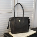 Borsa tote nera in ecopelle con fibbia metallica dorata e ampi spallacci comodi - Nero