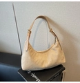 Détail du sac demi-lune en daim beige montrant la bandoulière en cuir brun et coutures - Beige