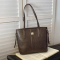 Borsa tote marrone scuro opaca in pelle con cuciture verticali e fibbia quadrata dorata - Marrone
