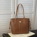 Borsa tote vintage marrone caramello con placca in metallo dorato e spalline lunghe - Marrone