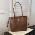 Borsa tote vintage in pelle PU marrone con placca in metallo e dettagli a coulisse - Sabbia