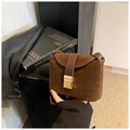 Borsa a tracolla vintage in camoscio marrone con una chiusura quadrata in metallo dorato - Marrone