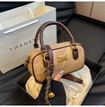 Mini borsa Boston vintage in pelle marrone con hardware dorato e ciondoli decorativi - Marrone