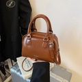 Brown vintage leather bowling bag with double top handles and removable shoulder strap - Brown