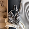 Tragetasche mit Leopardenmuster aus Kunstfell mit breitem Gurt und großem Innenraum - Schwarz
