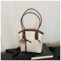 Detail der cremefarbenen Leder-Tote-Bag mit braunen Trägern und Tennisschläger-Anhänger - Mit Anhänger / Weiß
