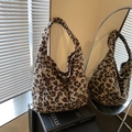 Braune Hobo-Schultertasche mit Leopardenmuster aus weichem Plüsch und großem Fassungsvermögen - Braun